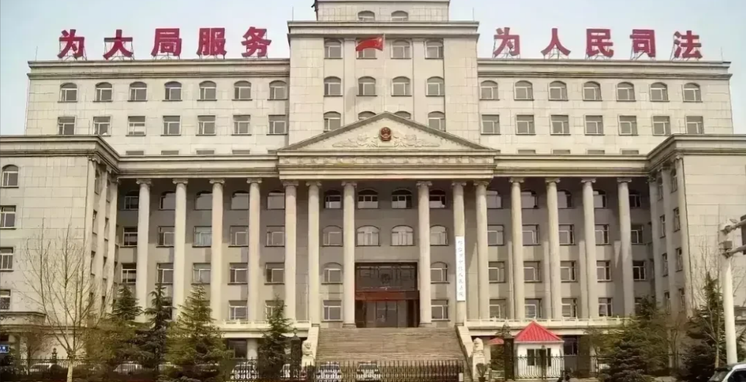 最近发现中南海新华门，以前的心“为人民服务”的前面，增加了“为大局着想，为人民着