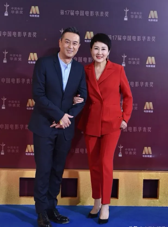 张凯丽，这气质，真让人赞叹不已。
和张嘉译出席活动，一身红色西装，格外的抢眼，一