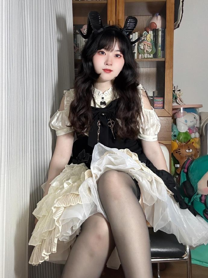 小魔女的帽子下是什么呢。
