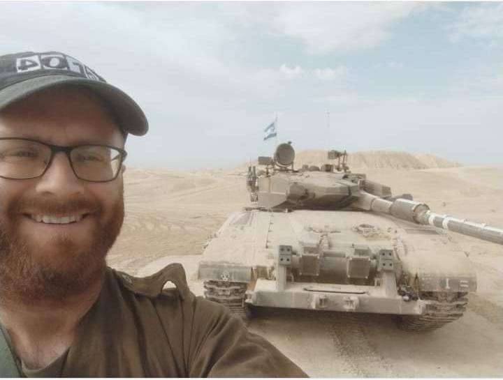 刚刚又看到一条消息，躲在坦克中被哈马斯打死的莱文斯特恩，此前曾放言：“我希望空军