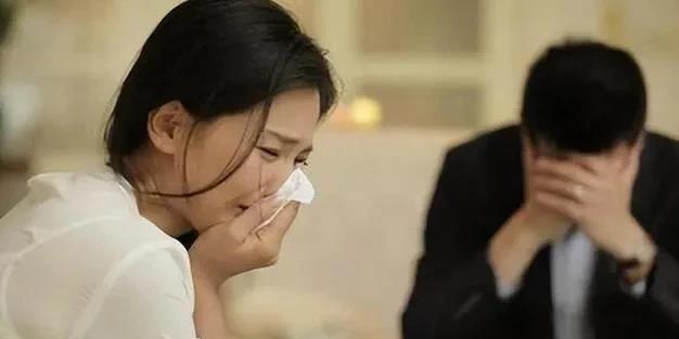 安徽合肥，女子趁丈夫出差在外，把情夫带到家里同床共枕，两个人正在打扑克的时候，突