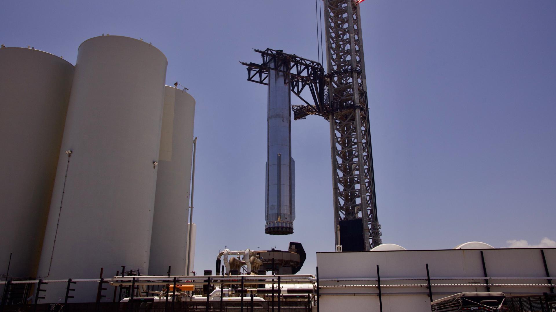 星舰一级B9进行静态点火测试后，被抱起，拖回厂房进行维修