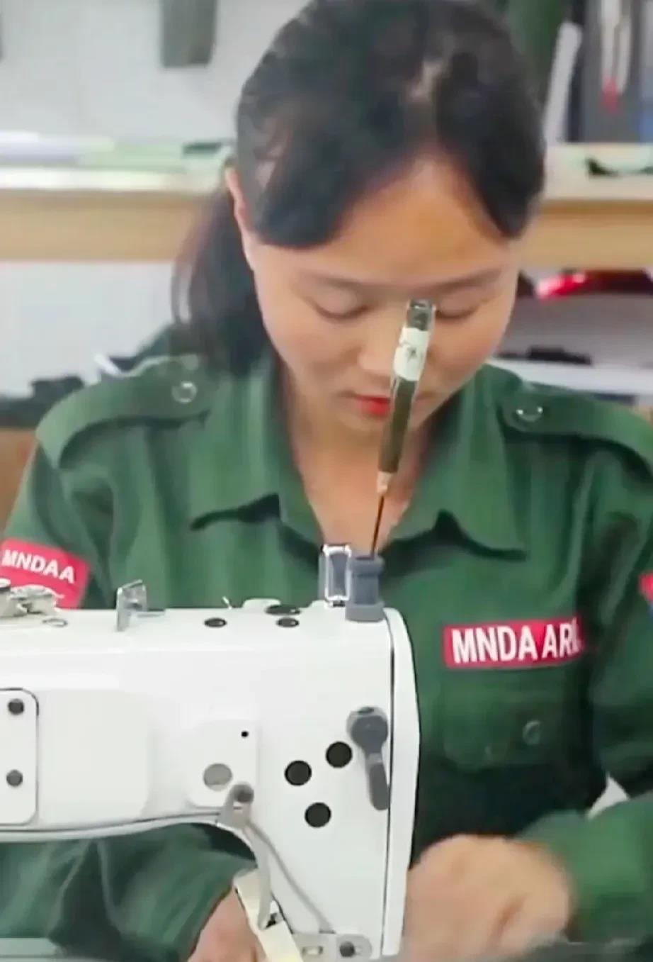 最近，关于果敢同盟军“被服厂”的新闻引发了关注。这个被曝光的小工厂中，缝纫机崭新