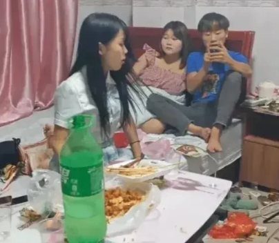 3男2女，1间小屋，靠直播求生存？
在当今这个信息爆炸的时代，一台小小的摄像头正