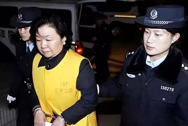 [玫瑰]2008年，毒害30万婴儿的“三鹿奶粉”董事长田文华被判无期徒刑，后因在