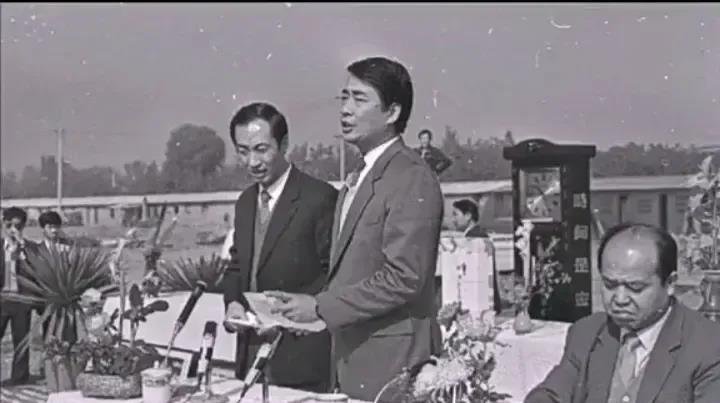 这是1988年，37岁的刘源在某地出席活动时的照片。

刘源时任河南省副省长，分