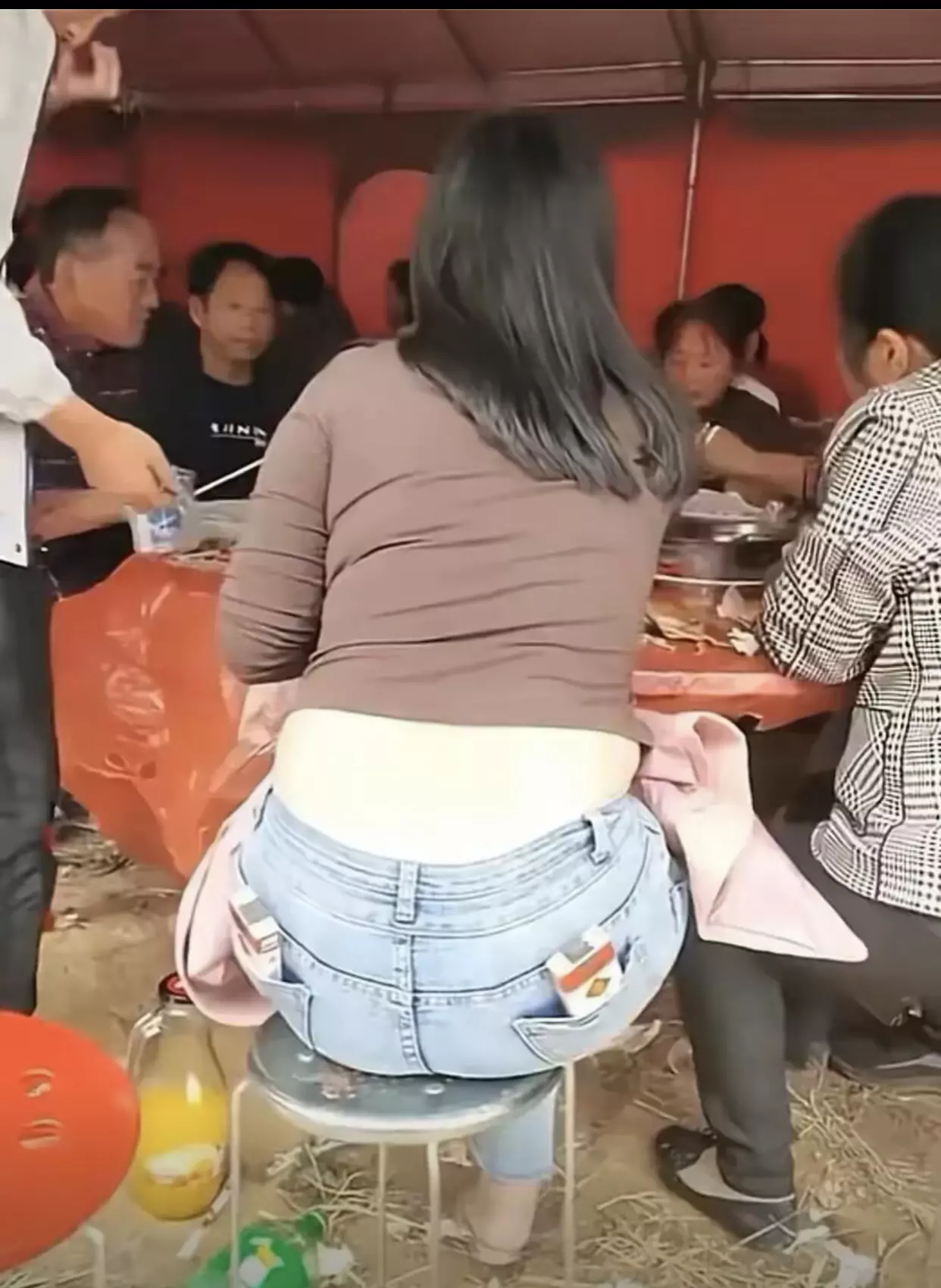 一共就两包烟 她全给拿走了