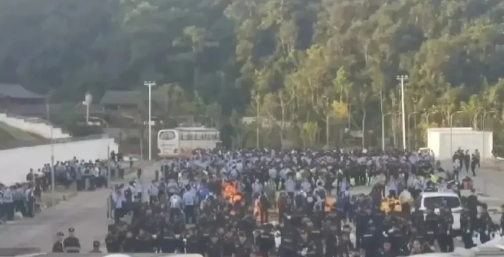 太壮观了，几万名被遣送回来的诈骗分子集中在云南，来自全国各地的警察拿着资料四处挑