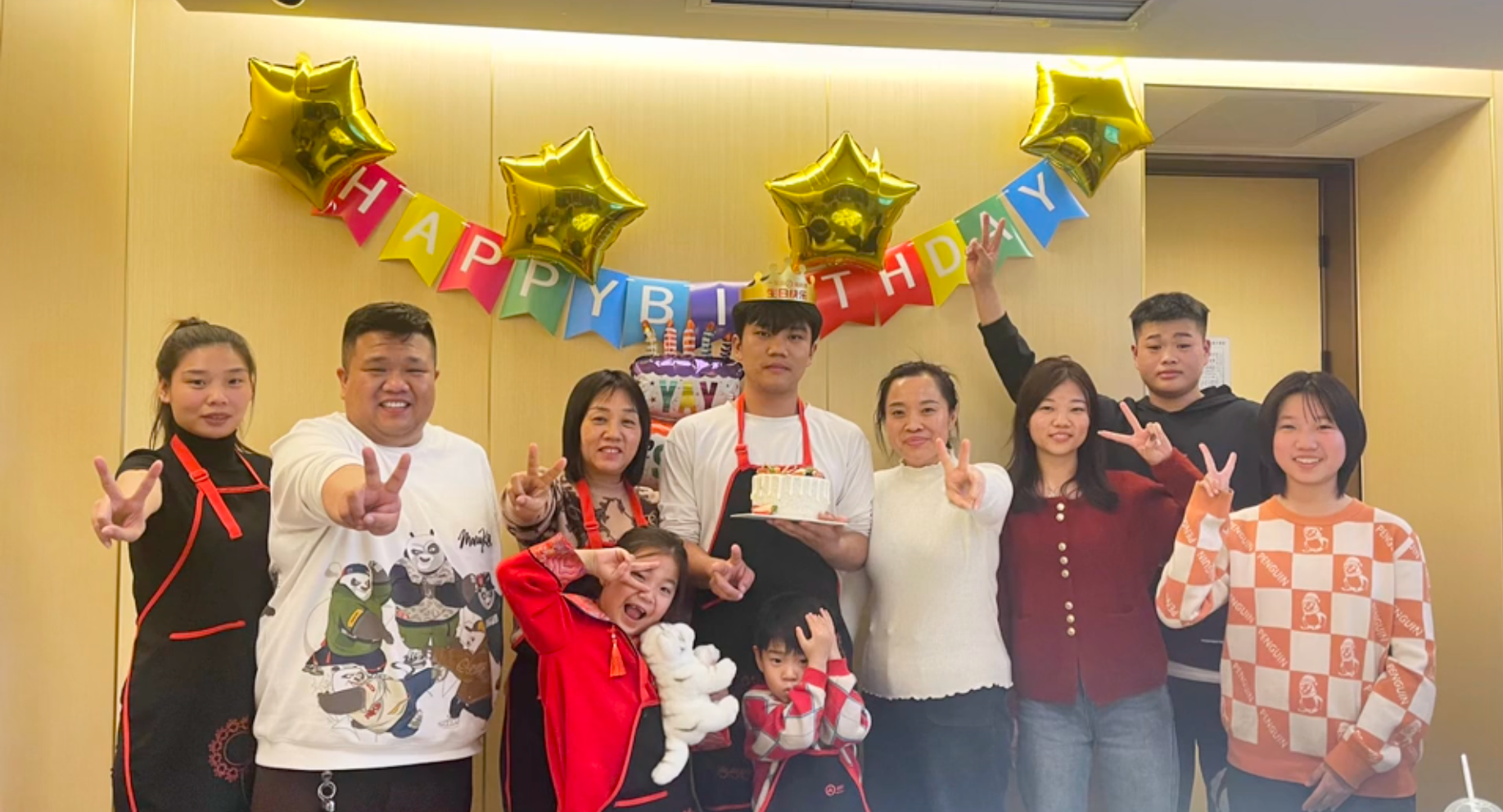 这应该是解清帅人生中第一个生日，因为养父母不可能知道他真正的出生日期！
解清帅哥