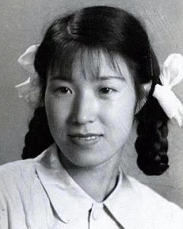 1940年的东北，春意融融，但抚顺皇宫中却充满了压抑和阴霾。
溥仪，这位曾经坐拥