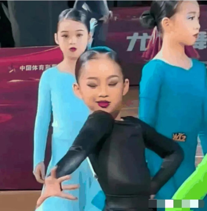 两位小女孩的照片近日引发了广泛热议。一个8岁的女孩从小练习南刀武术，而另一个6岁