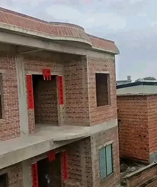 不得不说，这砖工也太厉害了，连外墙都不用铺了。 ​​​