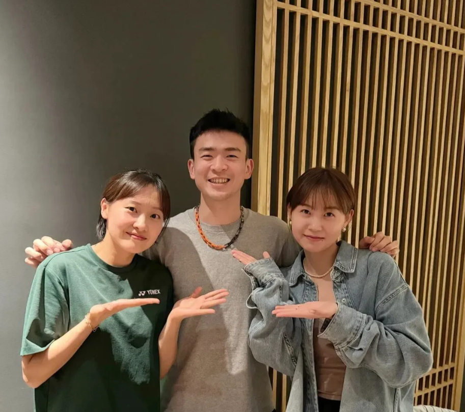 哈哈，雅思深圳大师赛夺冠后接受采访透露：领奖台上和肉丁说的是：请求和他爱人合影！