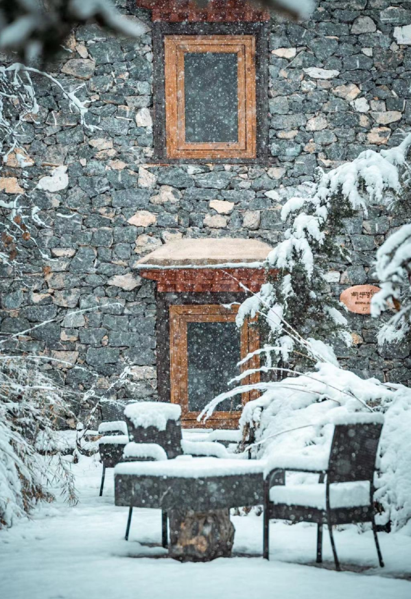 你再不来，
我就要下雪了。❄
——木心
香格里拉第一场大雪，在 松赞香格里拉林卡