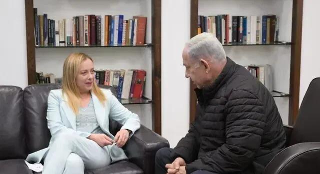 意大利美女总理乔治亚·梅洛尼，抵达以色列，翘着二郎腿，会见了内塔尼亚胡，这一幕被