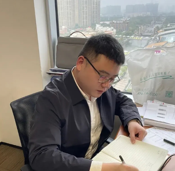 现在的年轻教师，我真的无法理解他们对工作的态度，我校有一位年轻教师，它的做法真的