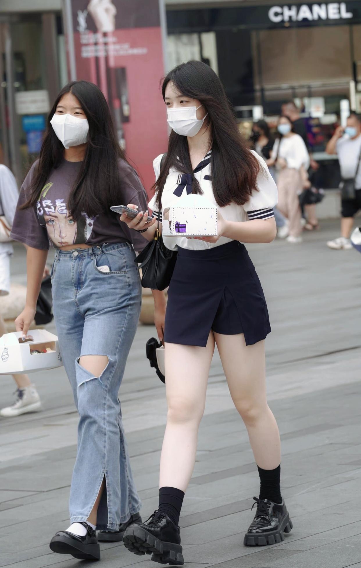 这才是清新纯美的JK制服女孩子，青春阳光，肤白貌美，走在街上就是一道移动的风景线
