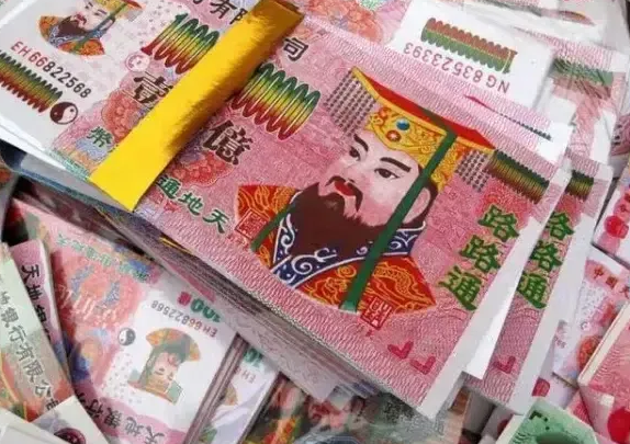 你以为我烧的那是纸钱？
实际上我烧的是思念，每年就这么一小会回想亲人。
纸烧完了