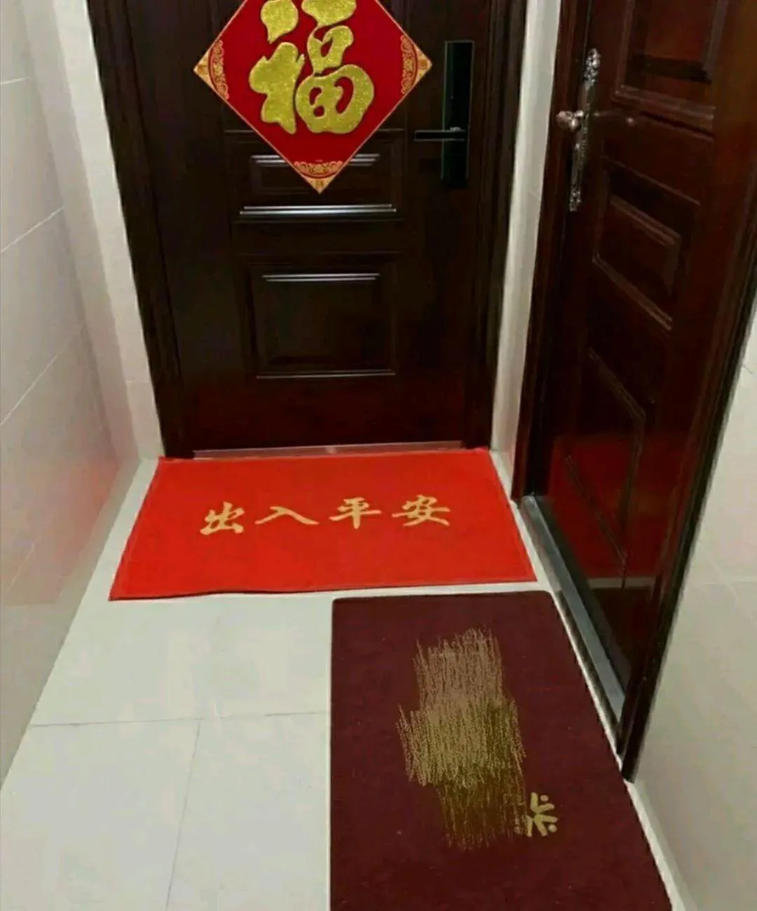 隔壁邻居因为较早入住，所以在门前放了一个脚垫，那时我虽觉得不妥，但因自己尚未入住