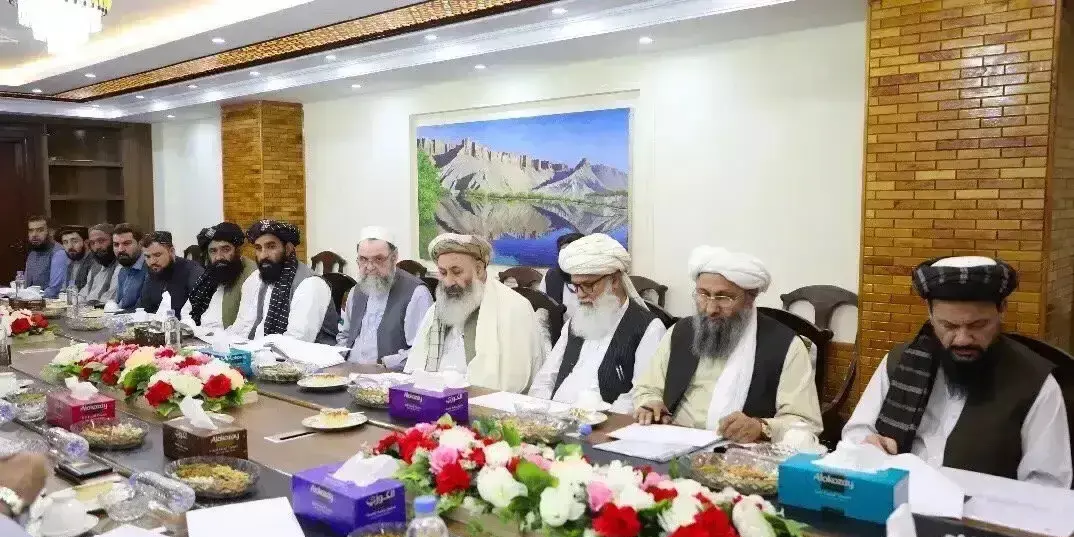 塔利班领导们会议现场，和以前在山间席地而坐的严酷环境相比判若云泥。
创业三十载，