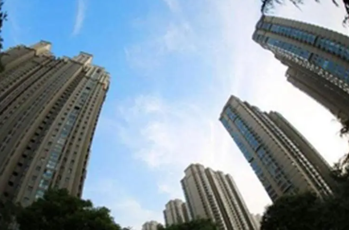 上海楼市持续下跌，炒房客引起人们的愤怒。一位朋友在2020年以1090多万购买了