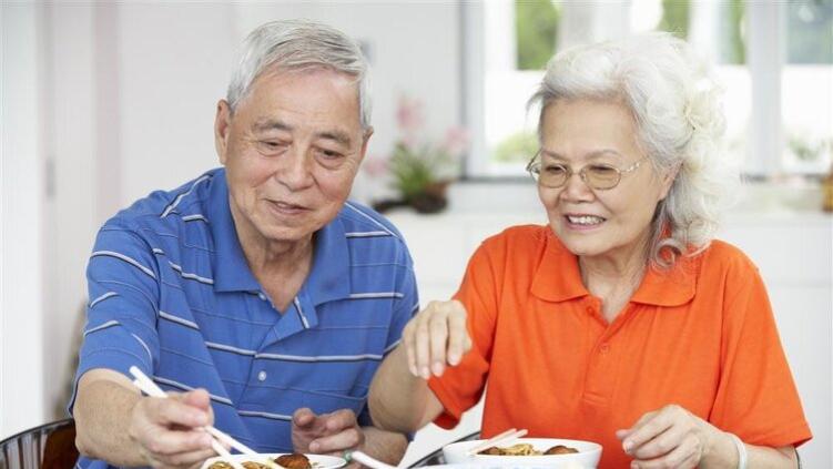 身体衰老时，往往吃饭时会有2个变化，若1个不占，恭喜还年轻