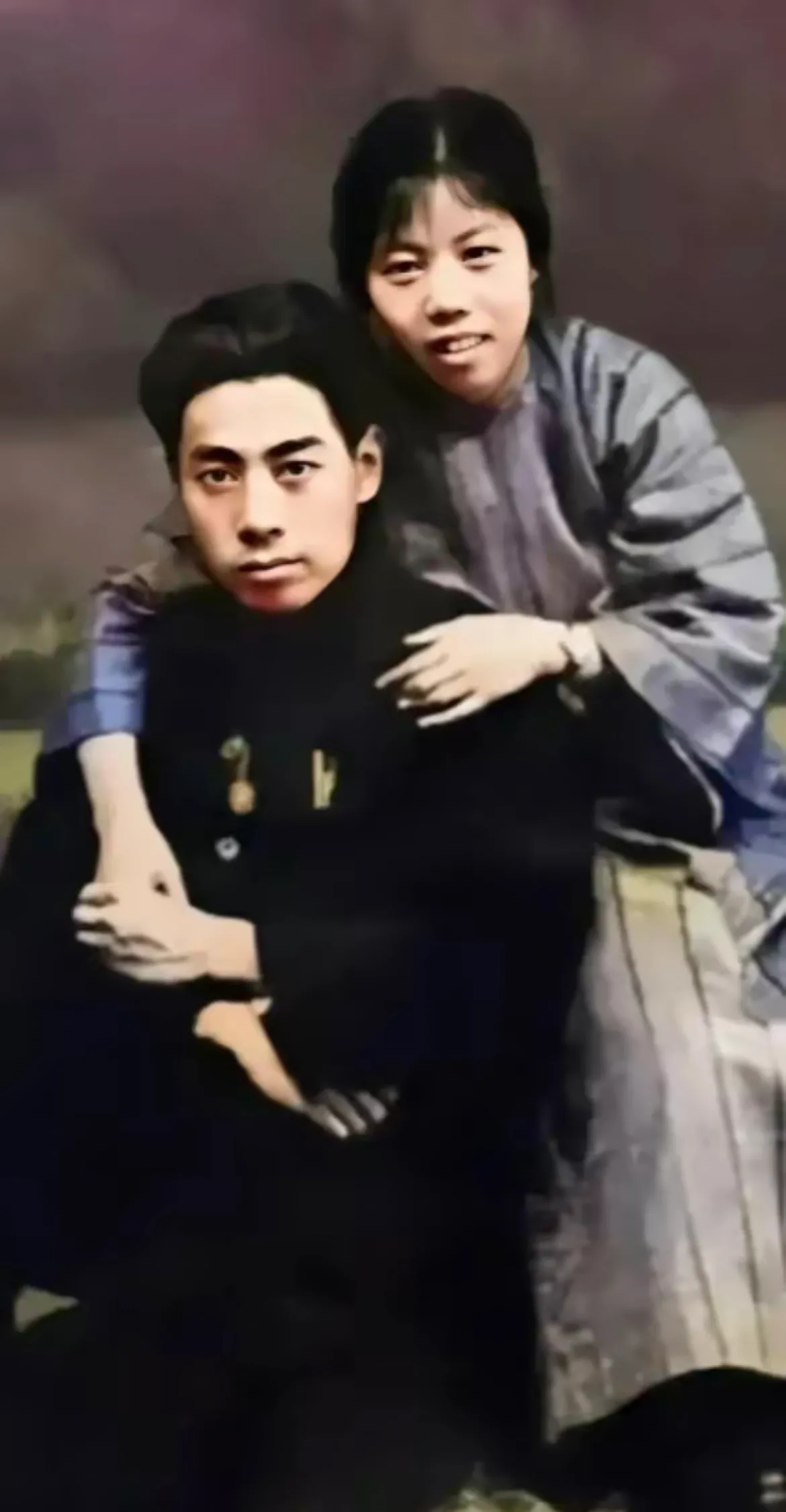 剑眉星眼，润润如玉的青年，从小立志“为中华崛起而读书”，而后身体力行，鞠躬尽瘁！