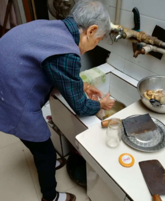 给儿子儿媳当了5年免费保姆后，我被儿媳赶出了家，因为她要换自己父母来养老，既然你