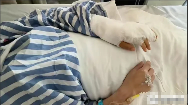 江苏苏州，4名物业人员手持橡胶棍上门收取管理费时，与业主发生冲突。业主见妻子、女