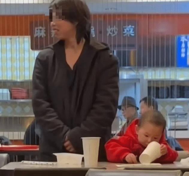 泪目！孩子吵着肚子饿，但母亲身无分文。为了不让孩子挨饿，母亲硬着头皮走进一家餐厅