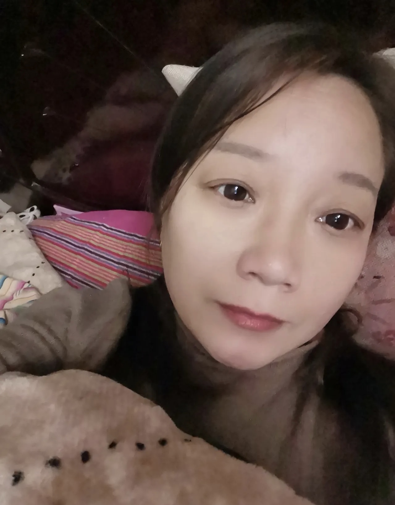昨晚我和老公躺在床上，他说回家真好，终于可以睡个暖暖和和的好觉了。我也开心的说，