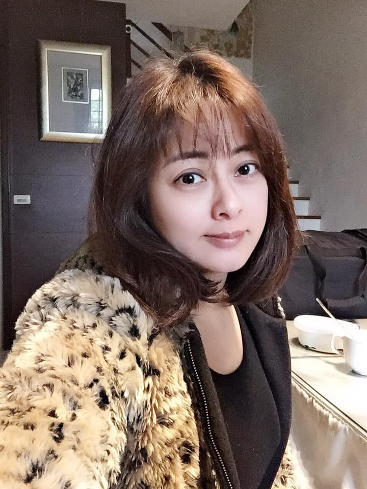 她曾经是成龙主演电影《一个好人》的女主角，年轻时候长得很漂亮，她今年已经49岁依