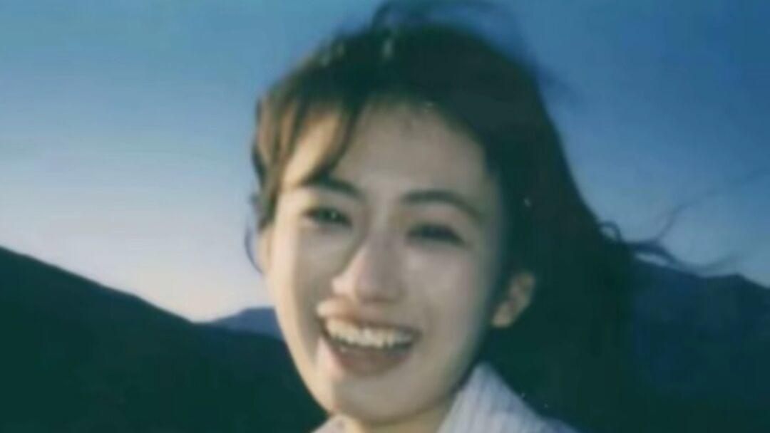 我死于我最爱沈闻的那一年，我被他的仇家从烂尾楼一带而下。他没选我，阎王爷也不收我，我看着他爱上我妹妹