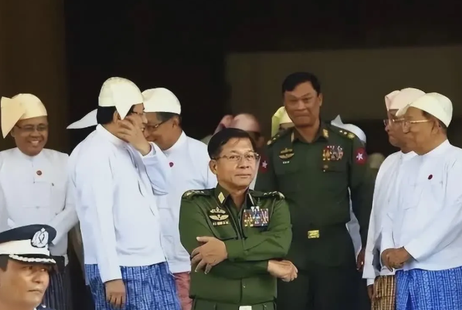 缅甸最高领导人敏昂莱做出重大决定，宣布全体缅军进入战斗状态，拒绝与地方武装进行和