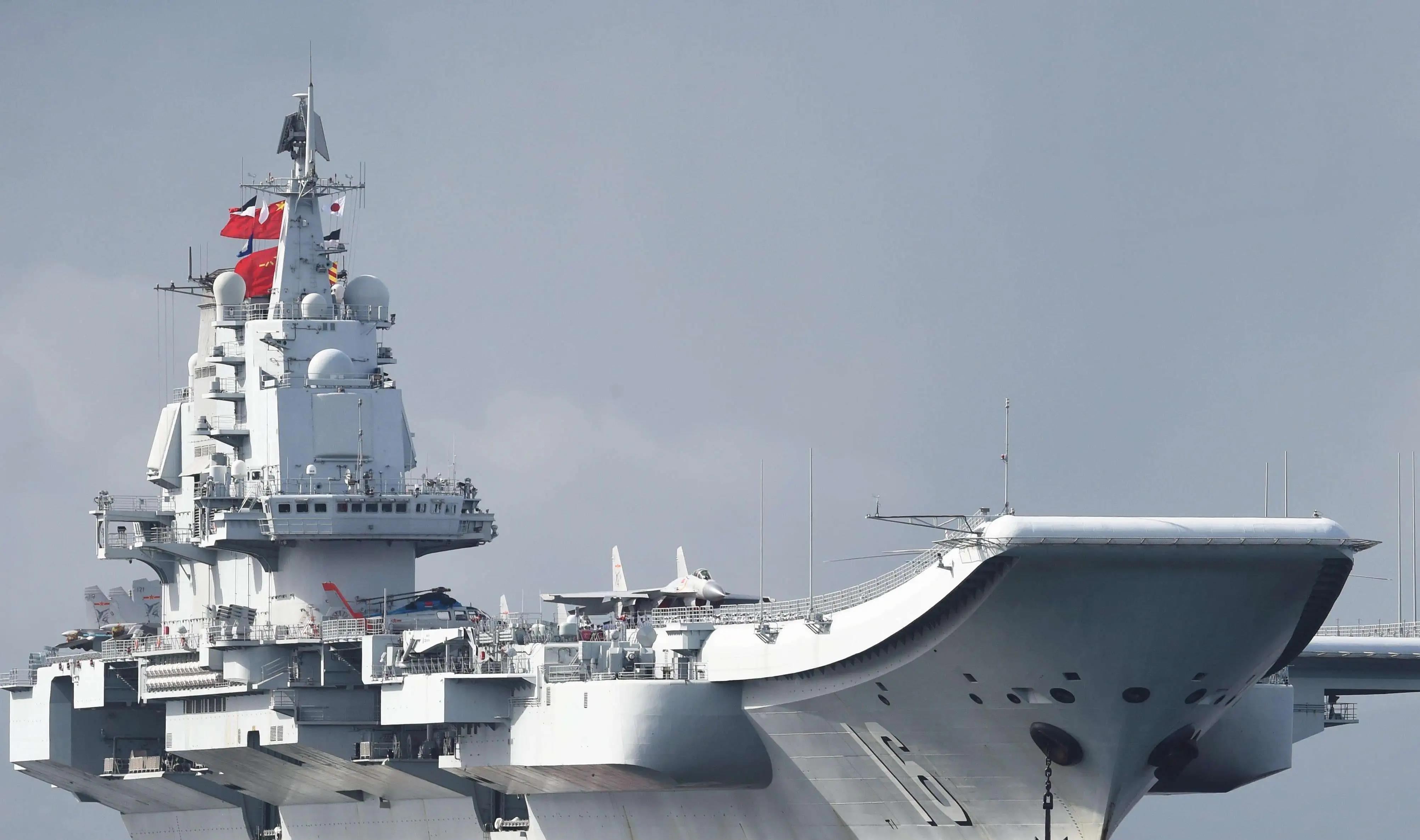 在黄海举行军事演习时，美国、加拿大和韩国的舰队突然发现来自后方的紧急情况。他们惊