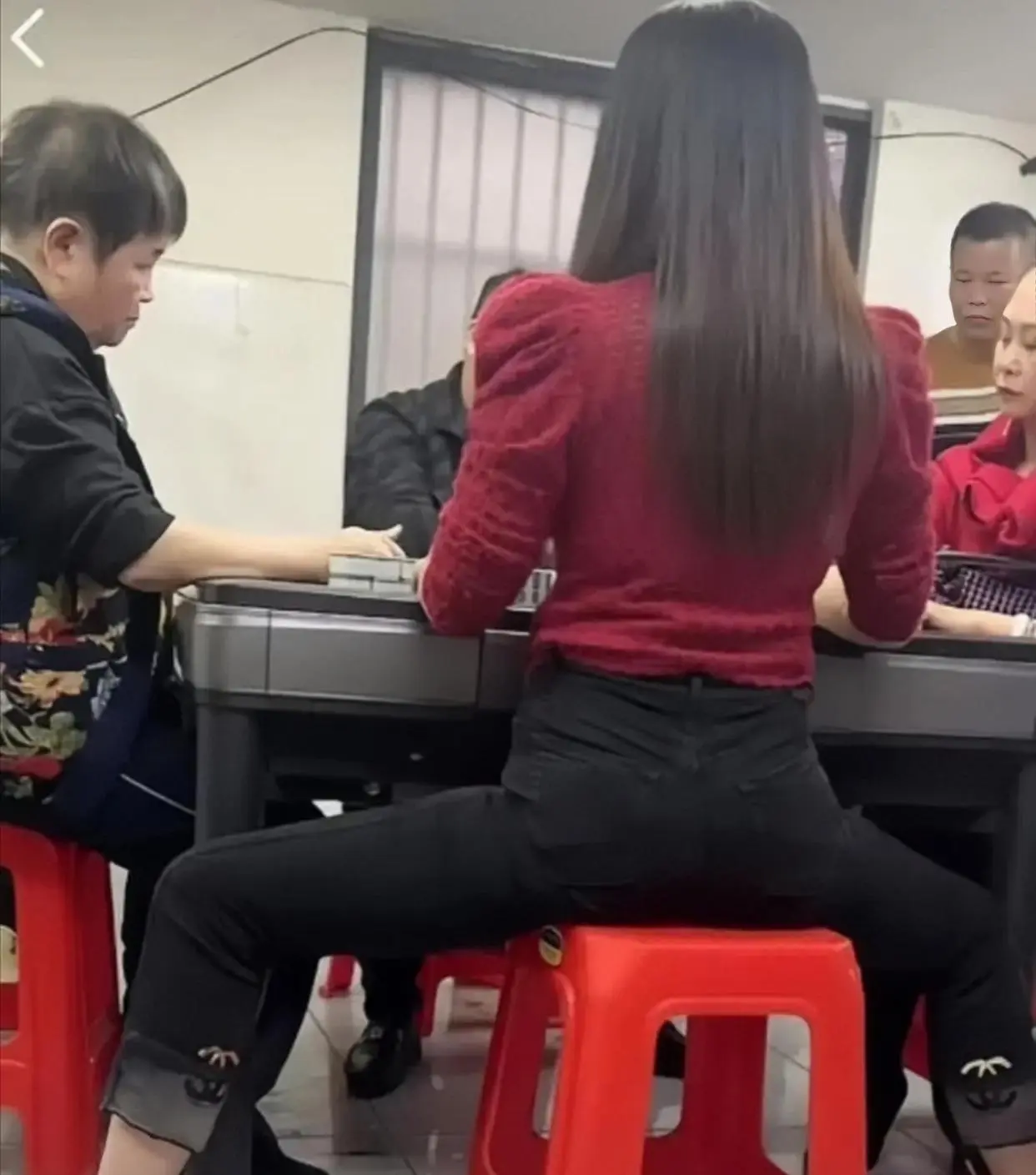 这是在做什么？村里正在开会吗？