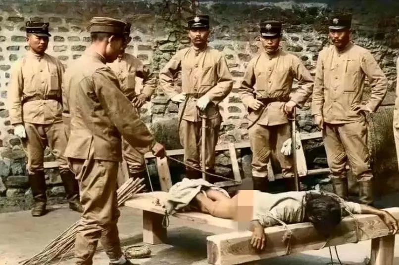 1934年，沈阳监狱，这张禁止公开的老照片见证了抗日英雄的残酷命运。镜头中，她躺