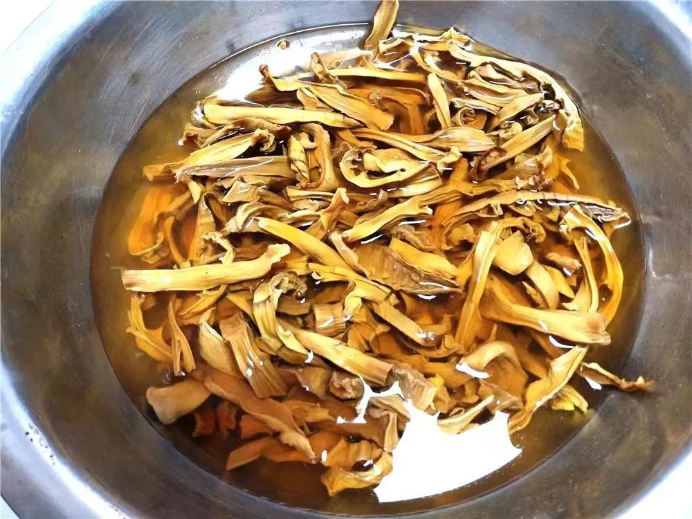 老公的战友送的笋干，都用温水泡了三天了，还是硬得跟铁钉一样。听说用水泡一下炒肉很