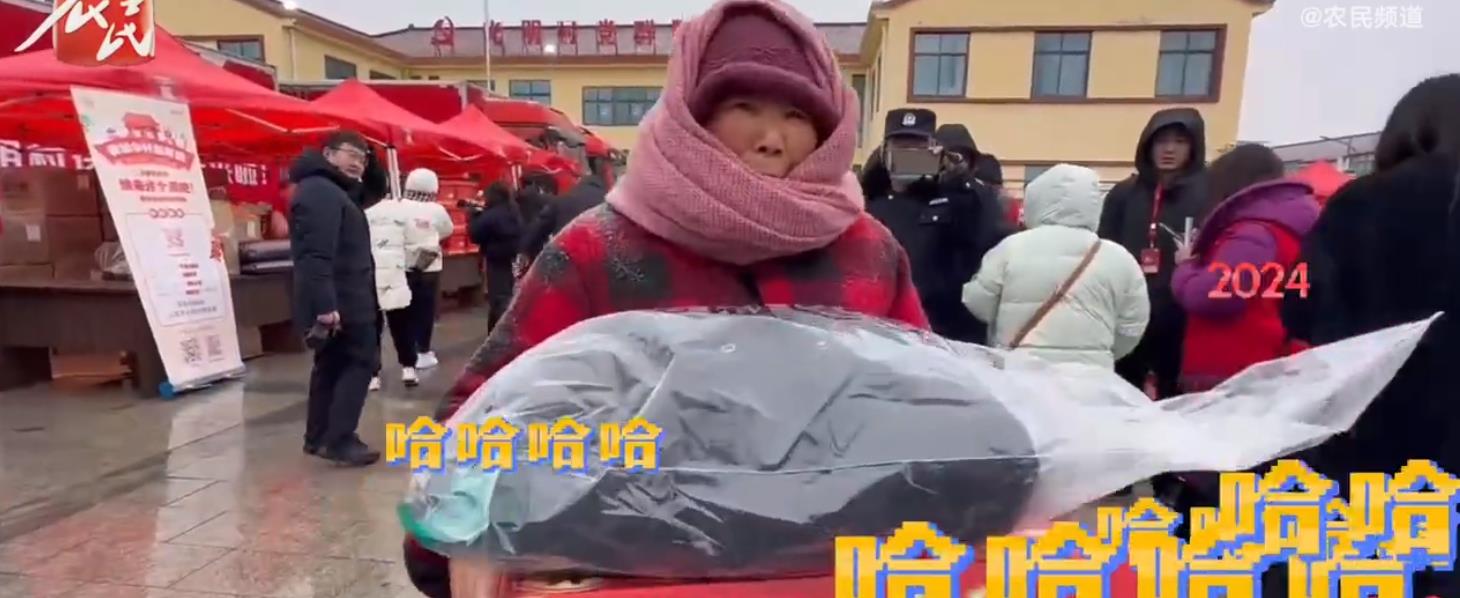 【江苏宿迁1300户村民免费领2吨羽绒服】2月1日，江苏宿迁，光明村的1300多