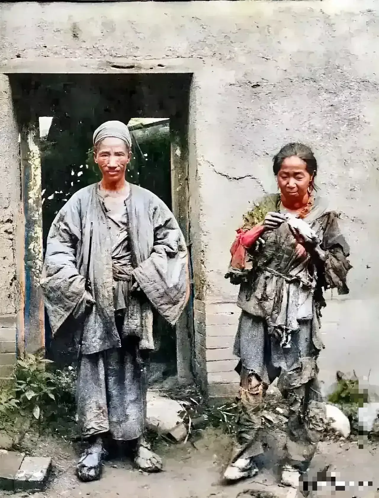 老照片:1921年，一对穷苦夫妻的照片。