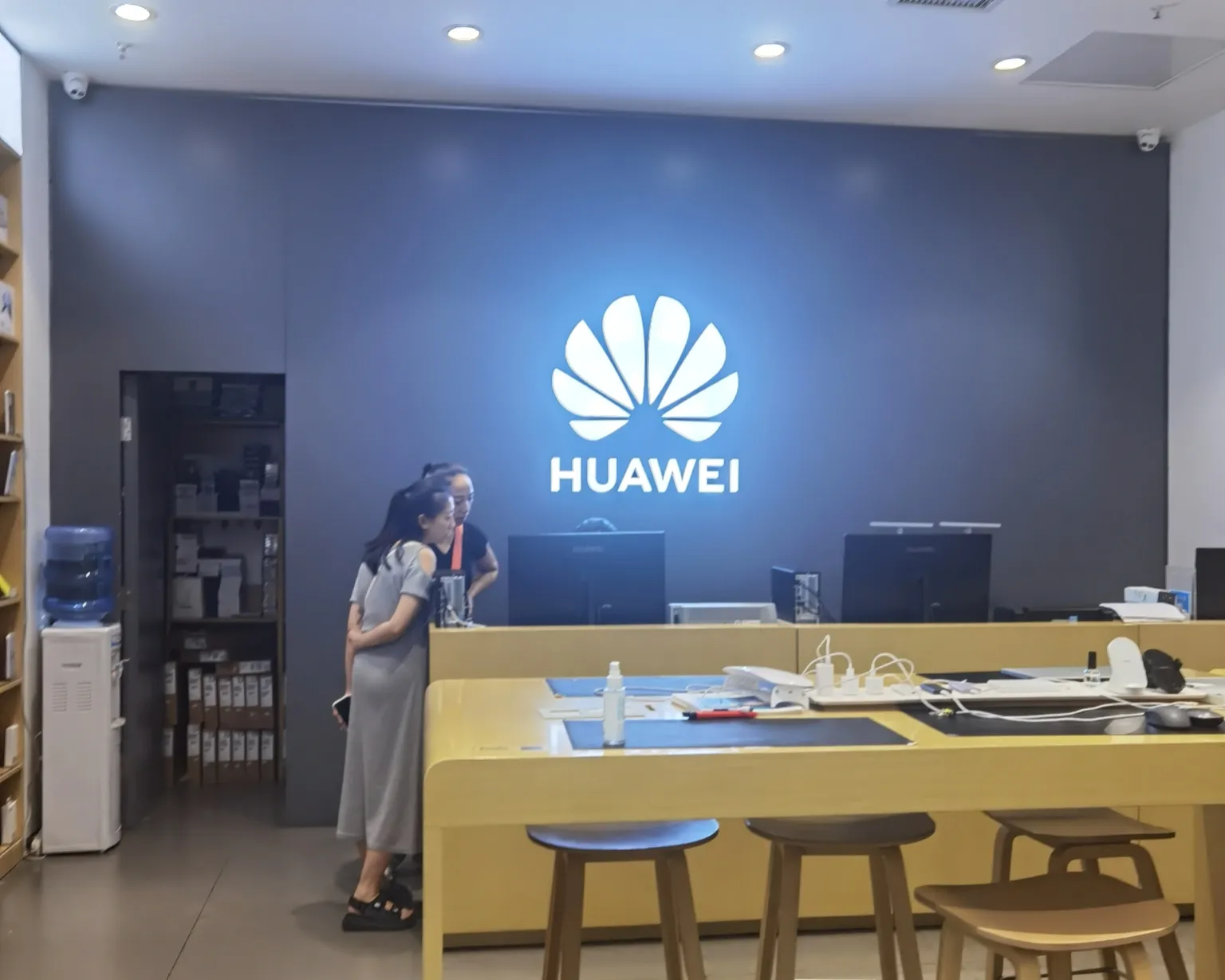 建议大家别买华为60了！
我家一苹果15，一部华为mate60
用了一个月后真实