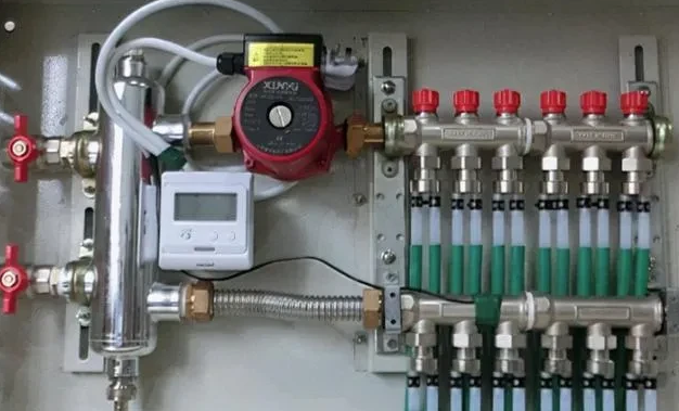 今天在邻居家无意间发现他暖气加了这个，他说这个叫循环泵，说装上循环泵他家里暖气好