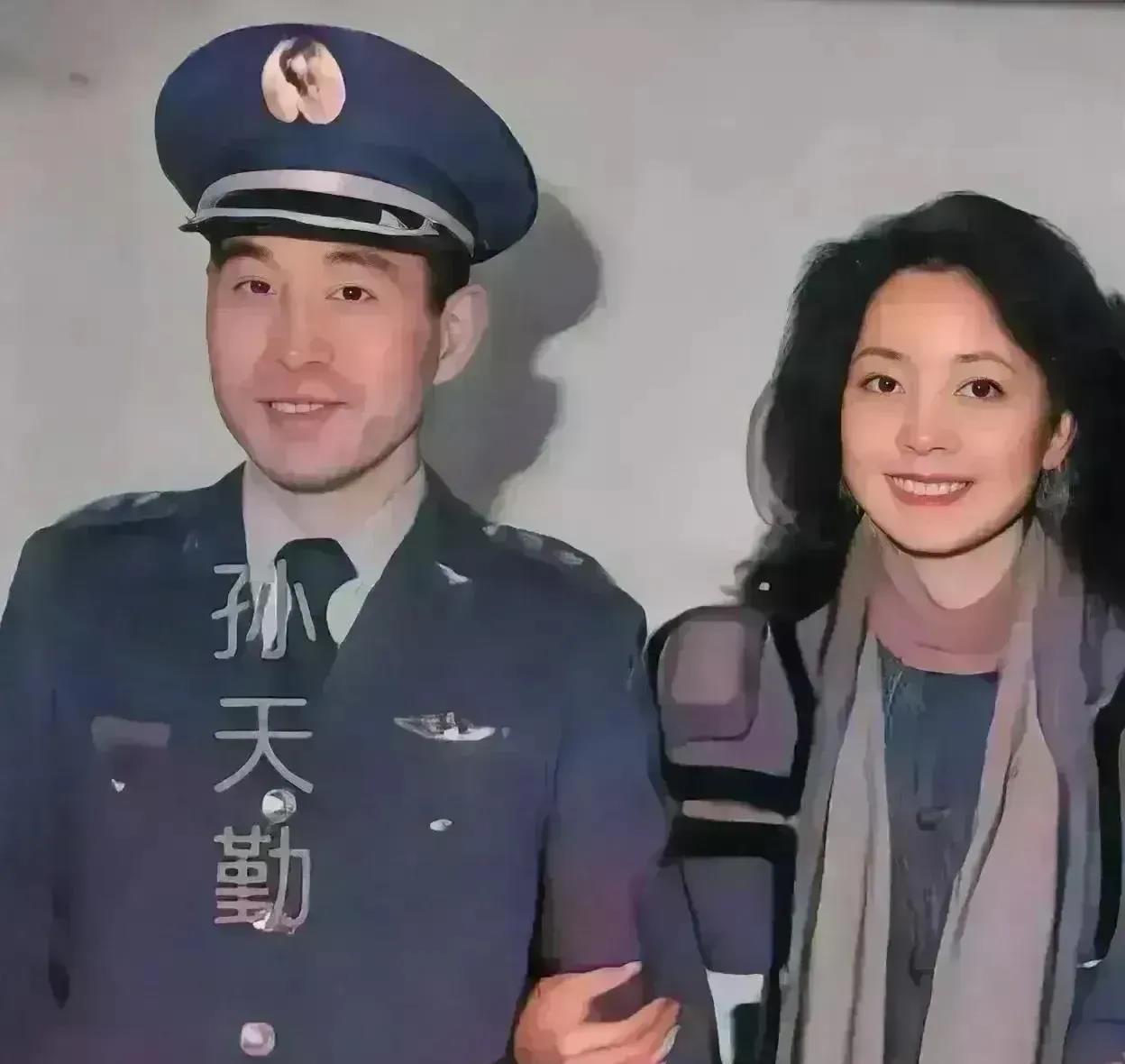 1983年，叛徒孙天勤，镜头中的他穿着军装，嘴角上扬，露出一丝微笑。

挎着叛徒