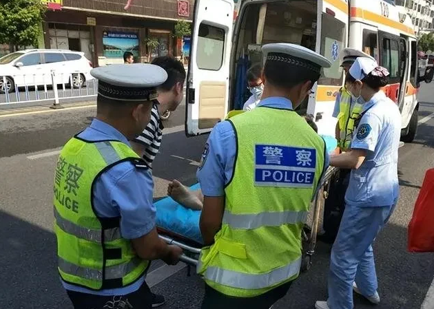 “碰瓷被压，反倒索赔100万”，山东济南，一辆大货车缓慢驶入红绿灯路口，正欲停车