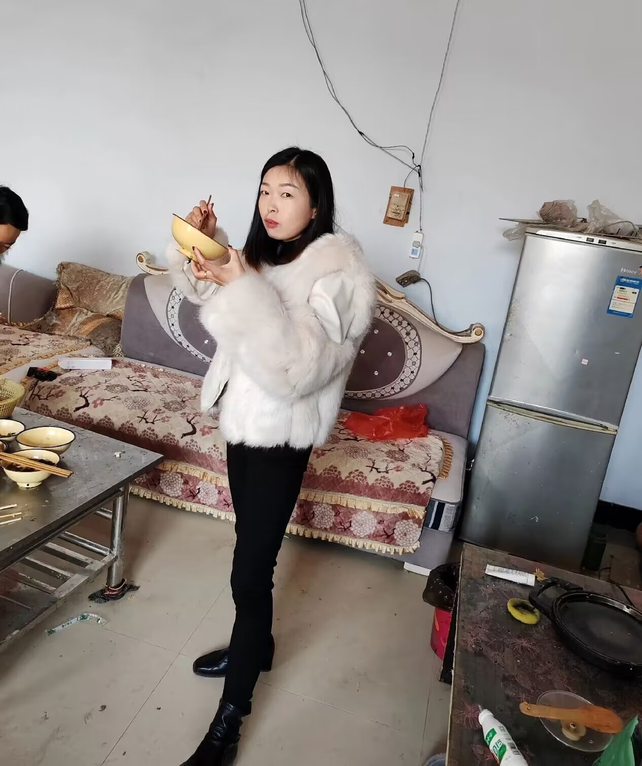 大早上来相亲了，女孩端个碗只顾自己吃，也不让让我，估计又没戏