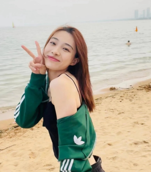 田径跳高界女神胡麟鹏，可甜可盐，神似倪妮的北京体育大学最美校花#亚运女神