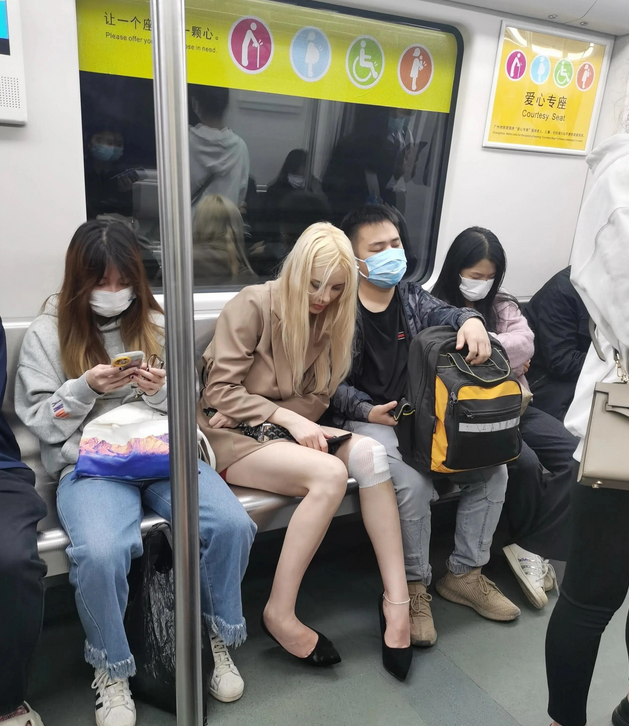 地铁里遇到了一个膝盖受伤的小姐姐，好可怜，真想过去帮帮她，该怎么过去搭讪才好？