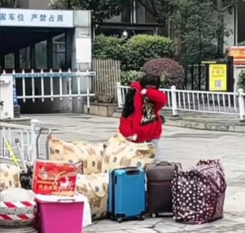 今天一大早，在小区门口发现了这一幕。
原来这位小姑娘和她男朋友婚前同居，男方买的