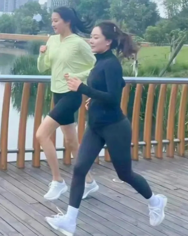 人比人，好气人。
这么一看，关晓彤身材的短板一目了然。
只能说女的喜欢关晓彤的身