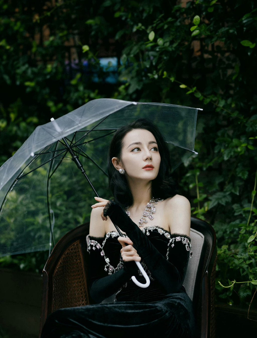 御姐、甜妹，玫瑰花和茉莉花，你想要的她都应有尽有！
浓妆淡抹都很美，百变迪丽热巴